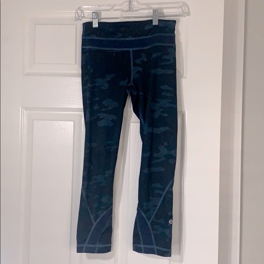 Lululemon size 2 cropped leggings blue camo